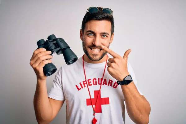 Joven Salvavidas Con Barba Vistiendo Camiseta Con Cruz Roja Gafas —  Fotos de Stock