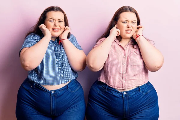 Jóvenes Gemelos Talla Grande Con Ropa Casual Cubriendo Las Orejas — Foto de Stock