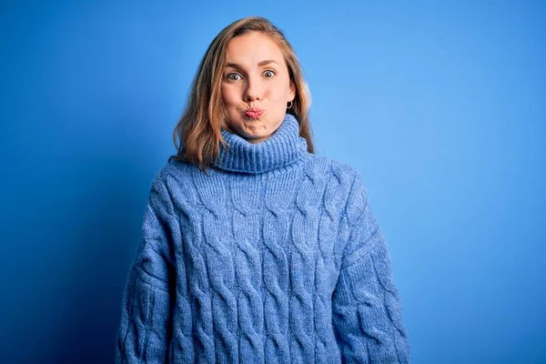 Junge Schöne Blonde Frau Lässigem Rollkragenpullover Über Blauem Hintergrund Mit — Stockfoto