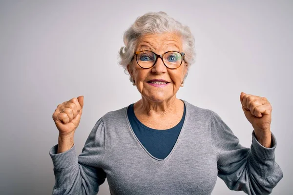 Ältere Schöne Grauhaarige Frau Lässigem Pullover Und Brille Vor Weißem — Stockfoto