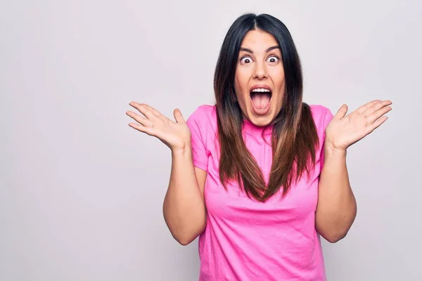 Junge Schöne Brünette Frau Lässigem Rosa Shirt Vor Weißem Hintergrund — Stockfoto