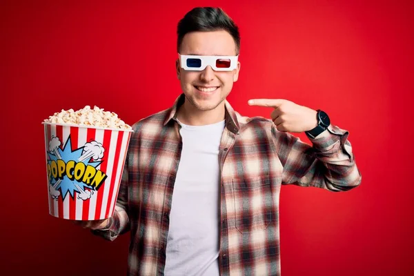 Mladý Pohledný Běloch Brýlích Jedl Popcorn Veselým Úsměvem Ukazujícím Ukazujícím — Stock fotografie
