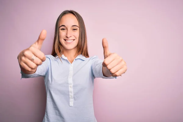 Jovem Mulher Negócios Bonita Vestindo Camisa Elegante Sobre Fundo Rosa — Fotografia de Stock