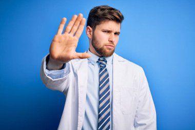 Sarışın, sakallı, mavi gözlü, fonda ceket ve kravat takan genç bir terapist avucunun içi gibi şarkı söylemeyi kesiyor. Yüzünde olumsuz ve ciddi bir jest olan uyarı ifadesi.