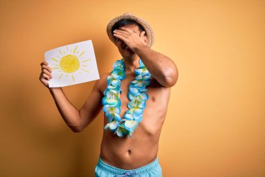 Tatilde mayo giyen turist ve elinde güneşli bayrak tutan Hawaii çiçekleri utanç ve şaşkınlık dolu, sinirli ve hayal kırıklığına uğramış bir yüz. Hata için korku ve üzüntü.