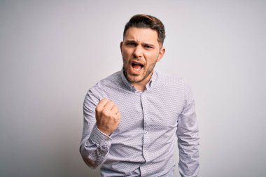 Mavi gözlü genç bir iş adamı öfkeli ve öfkeli bir şekilde öfkeli bir şekilde öfkeyle bağırıyor. Öfke ve agresif kavram.