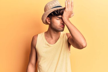 Yaz şapkası takan genç İspanyol adam, hata yaptığı için şaşırdı. Hatayı hatırla. Unuttum, kötü hafıza kavramı. 