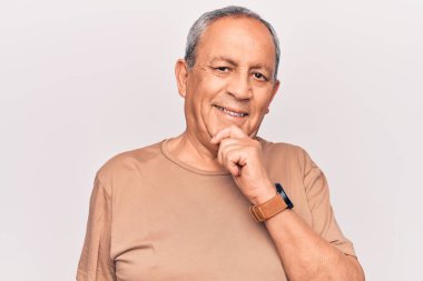 Gri saçlı, sıradan tişörtlü, gülümseyen ve kameraya kollarını kavuşturup çenesine dokunan son sınıf öğrencisi. Olumlu düşünmek. 