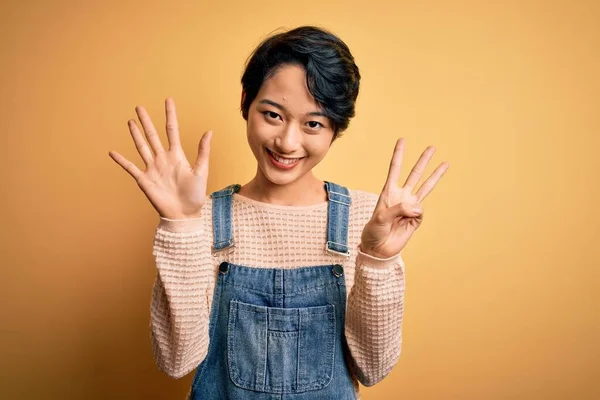 Jong Mooi Aziatisch Meisje Dragen Casual Denim Overalls Geïsoleerde Gele — Stockfoto