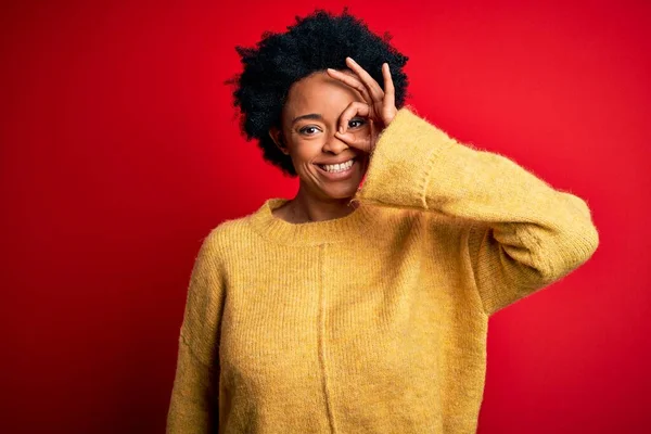 Giovane Bella Afro Donna Afro Americana Con Capelli Ricci Indossa — Foto Stock