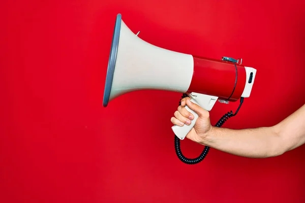 Bela Mão Homem Segurando Megafone Sobre Fundo Vermelho Isolado — Fotografia de Stock