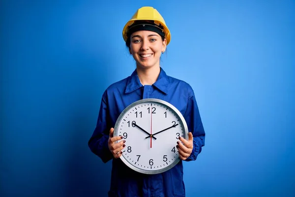 Mooie Blonde Arbeider Vrouw Met Blauwe Ogen Dragen Veiligheidshelm Houden — Stockfoto