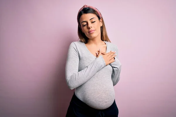 Wanita Berambut Cokelat Muda Hamil Mengharapkan Bayi Atas Latar Belakang — Stok Foto