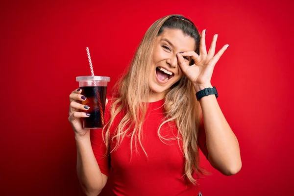 Jovem Bela Mulher Loira Bebendo Cola Bebida Fizzy Usando Palha — Fotografia de Stock