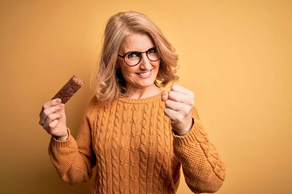 Mulher Loira Bonita Meia Idade Comendo Barra Proteína Energética Sobre — Fotografia de Stock