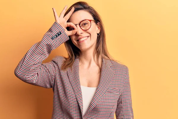 Ung Vacker Kvinna Bär Affärskläder Och Glasögon Ler Glad Gör — Stockfoto