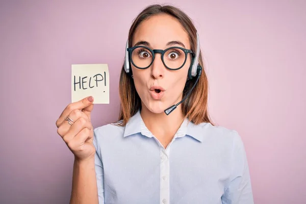 Schöne Call Center Agentin Die Mit Headset Arbeitet Die Hilfe — Stockfoto