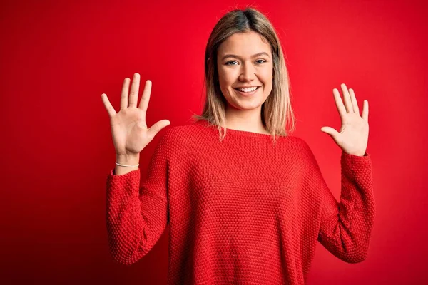 Jovem Bela Mulher Loira Vestindo Camisola Casual Sobre Vermelho Isolado — Fotografia de Stock