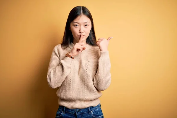 Jonge Mooie Aziatische Vrouw Draagt Casual Trui Gele Geïsoleerde Achtergrond — Stockfoto