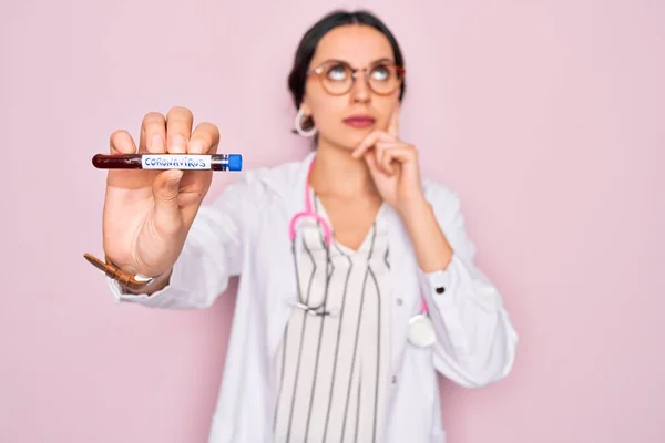 Hermosa Mujer Doctora Con Ojos Azules Usando Estetoscopio Sosteniendo Tubo —  Fotos de Stock