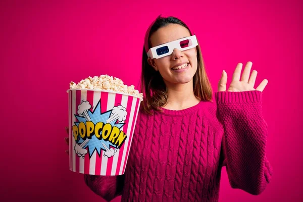 Giovane Bella Ragazza Guardando Film Utilizzando Occhiali Mangiare Scatola Con — Foto Stock