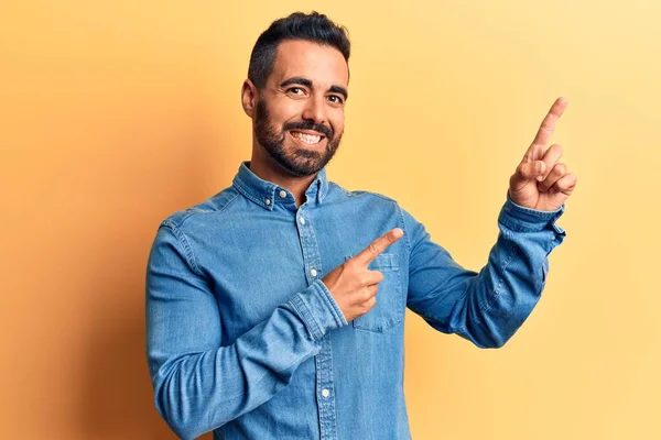 Jonge Spaanse Man Casual Kleding Glimlachend Kijkend Naar Camera Wijzend — Stockfoto