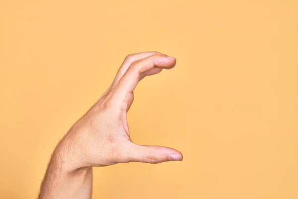 Hand Eines Kaukasischen Jungen Mannes Mit Fingern Über Isoliertem Gelbem — Stockfoto