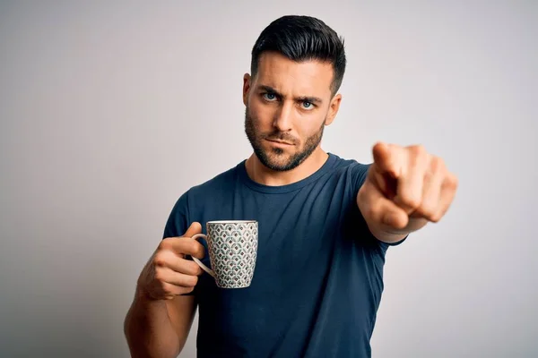 Ung Stilig Man Dricker Kopp Varmt Kaffe Över Vit Isolerad — Stockfoto