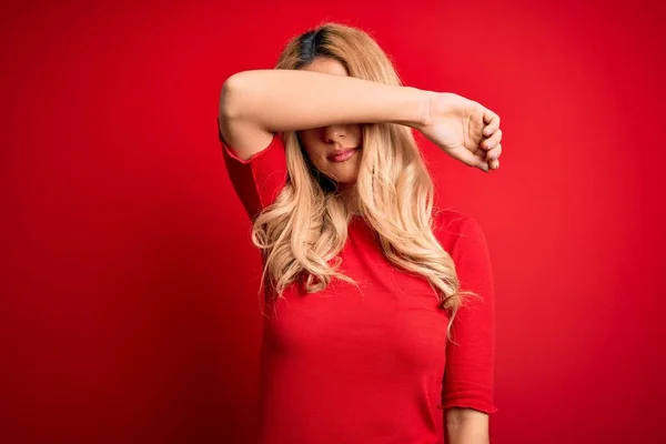 Mladá Krásná Blondýnka Neformálním Tričku Stojící Nad Izolovaným Červeným Pozadím — Stock fotografie