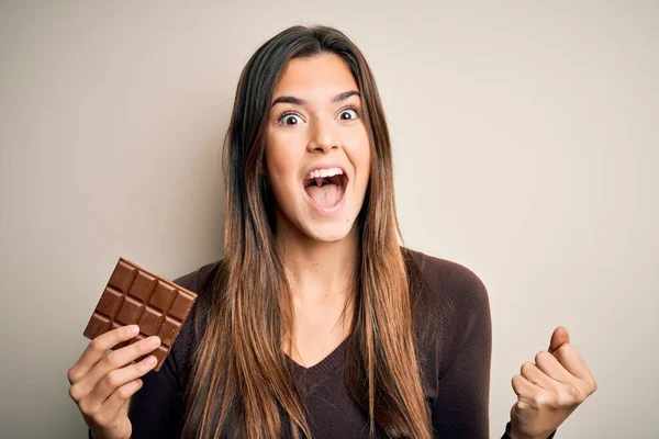 Νεαρό Όμορφο Κορίτσι Κρατώντας Γλυκό Μπαρ Σοκολάτας Πάνω Από Απομονωμένο — Φωτογραφία Αρχείου