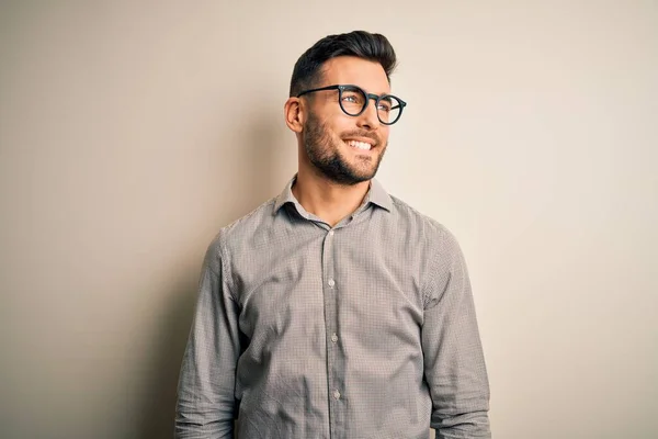 Joven Hombre Guapo Con Camisa Elegante Gafas Sobre Fondo Blanco —  Fotos de Stock