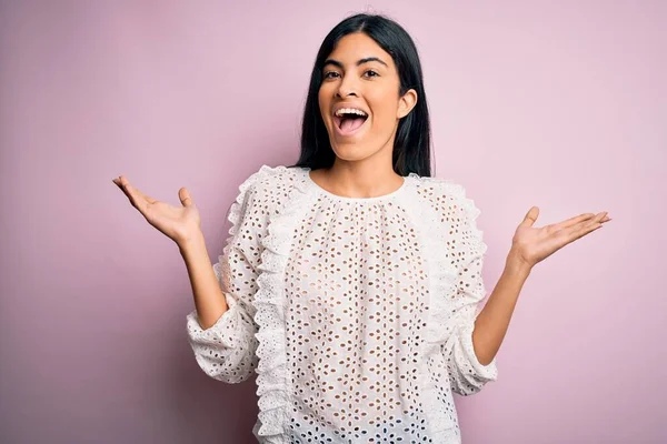 Junge Schöne Hispanische Modefrau Trägt Elegantes Hemd Über Rosa Hintergrund — Stockfoto
