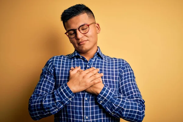 Mladý Pohledný Latinskoamerický Muž Neformální Košili Brýlích Přes Žluté Pozadí — Stock fotografie