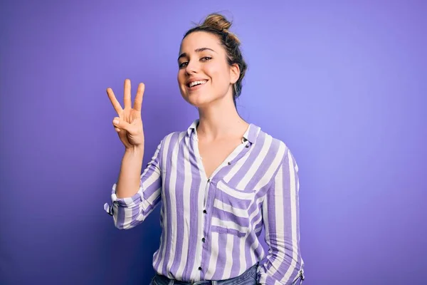 Young Beautiful Blonde Woman Wearing Casual Striped Shirt Standing Purple — Stock Photo, Image