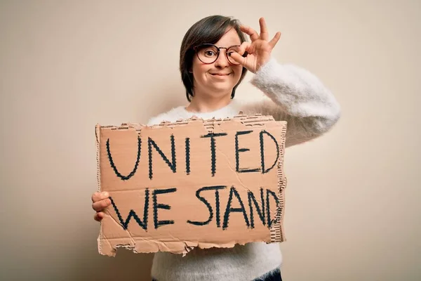 Νεαρή Γυναίκα Κάτω Σύνδρομο Κρατώντας Πανό Διαμαρτυρίας Ενωμένη Στεκόμαστε Δεξιά — Φωτογραφία Αρχείου