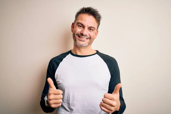 Ein Junger Gutaussehender Mann Lässigem Shirt Steht Über Einem Weißen — Stockfoto