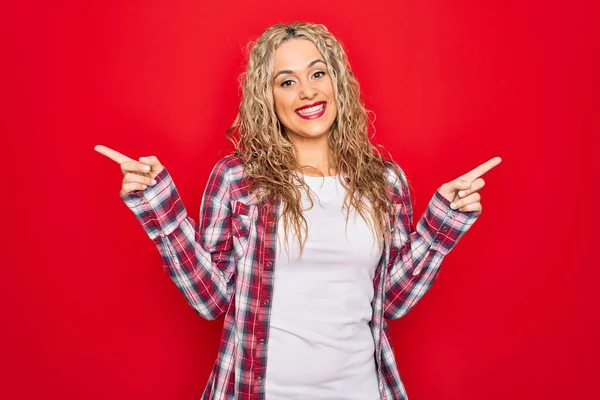 Giovane Bella Donna Bionda Indossa Camicia Casual Piedi Sopra Isolato — Foto Stock