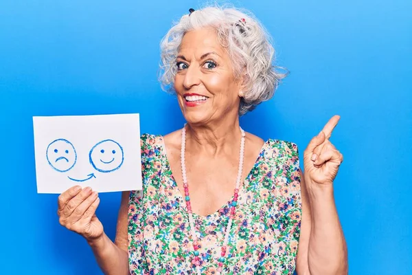 Donna Anziana Dai Capelli Grigi Che Tiene Triste Felice Carta — Foto Stock