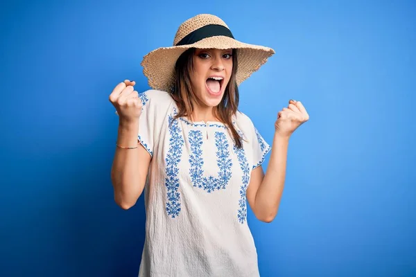 Jovem Bela Mulher Morena Vestindo Camiseta Casual Chapéu Verão Sobre — Fotografia de Stock