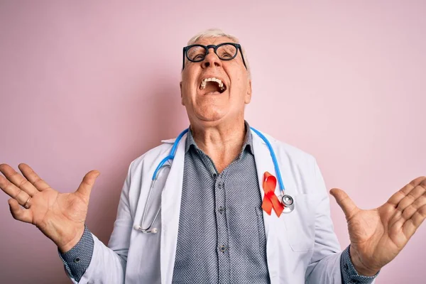 Kıdemli Yakışıklı Doktor Steteskop Kırmızı Hiv Kurdelesi Takmış Deli Deli — Stok fotoğraf