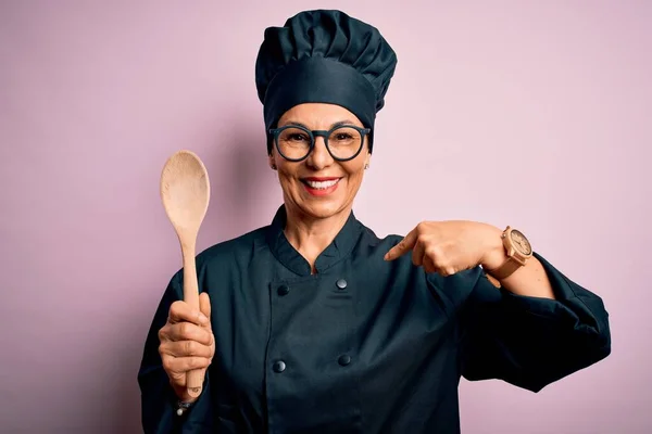 Edad Media Morena Chef Mujer Con Uniforme Cocina Sombrero Sosteniendo —  Fotos de Stock