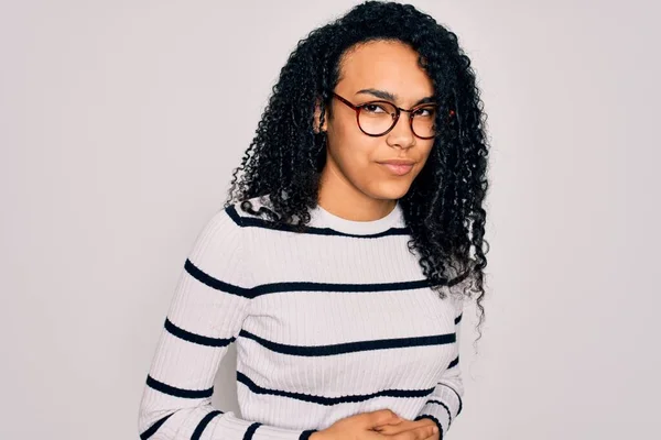 Młoda Afroamerykanka Paski Swetrze Okularach Białym Tle Ręką Brzuchu Niestrawność — Zdjęcie stockowe