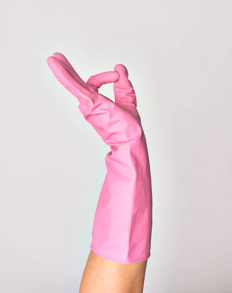 Ręka Kaukaski Młody Kobieta Noszenie Różowy Sprzątanie Rękawiczka Robi Znak — Zdjęcie stockowe