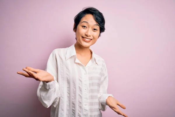 Jong Mooi Aziatisch Meisje Dragen Casual Shirt Staan Geïsoleerde Roze — Stockfoto