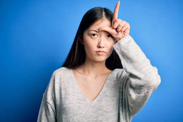 Jonge Mooie Aziatische Vrouw Dragen Casual Trui Staan Blauw Geïsoleerde — Stockfoto