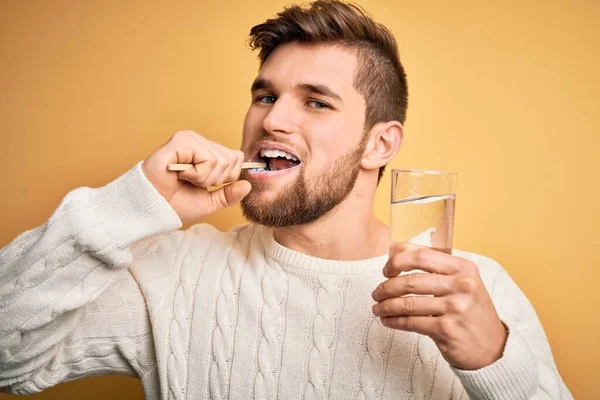 Junge Gutaussehende Kaukasische Mann Putzt Seine Zähne Mit Zahnbürste Mundpasta — Stockfoto