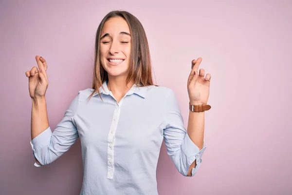 Jovem Mulher Negócios Bonita Vestindo Camisa Elegante Sobre Fundo Rosa — Fotografia de Stock