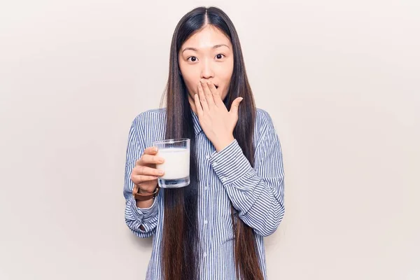 Joven Hermosa Mujer China Bebiendo Vaso Leche Cubriendo Boca Con —  Fotos de Stock