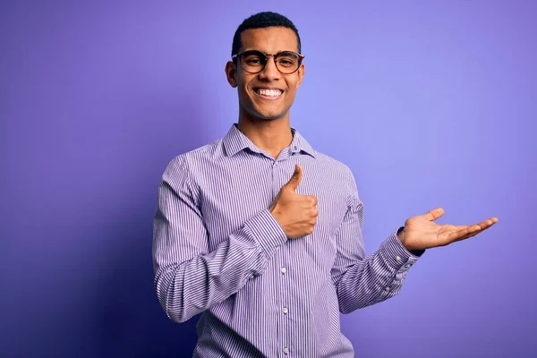 Bel Homme Afro Américain Portant Une Chemise Rayée Des Lunettes — Photo