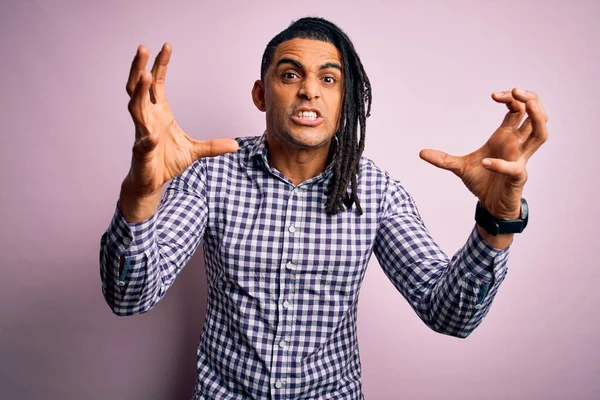 Jovem Afro Americano Africano Bonito Homem Com Dreadlocks Vestindo Camisa — Fotografia de Stock